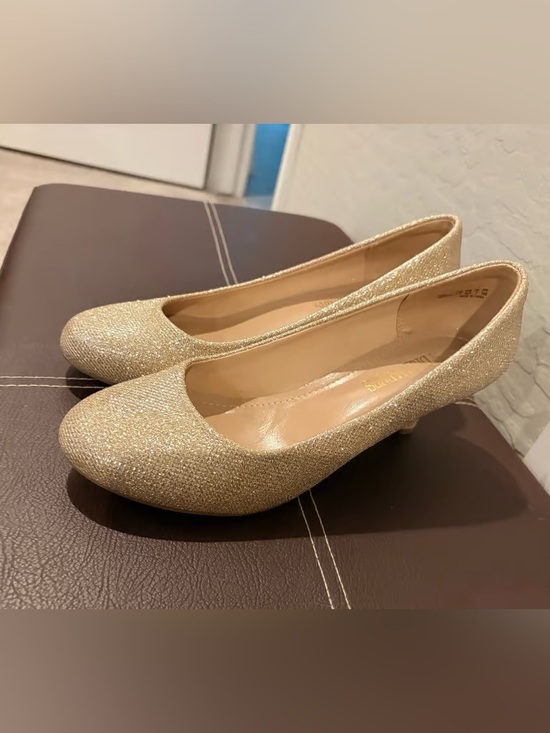 Shoes - Women's Glitter Round-Toe Low Heel Pumps in Gold